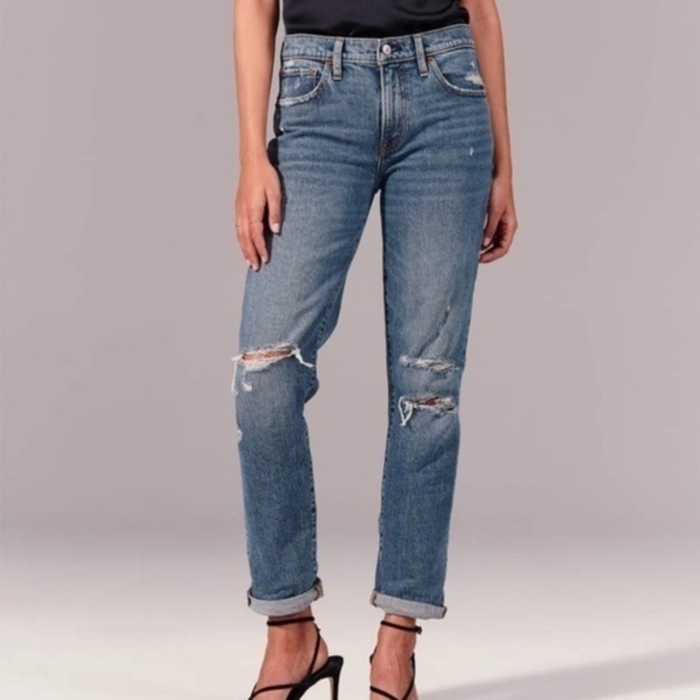 🔥 Ripped Mid Rise Boyfriend Jeans 🔥​